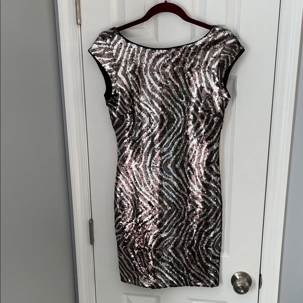 GUESS CAP SLEEVES  BLACK & SILVER SEQUIN ZEBRA PATTERN MINI DRESS SIZE 6 - Picture 4 of 10